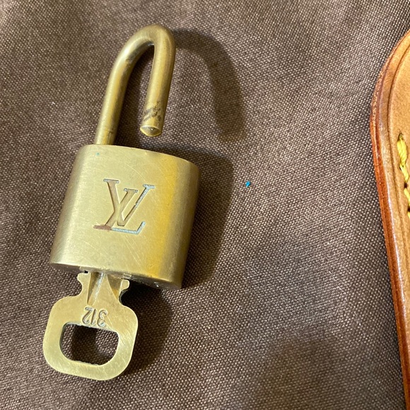 - Authentic LOUIS VUITTON NAME BUNDLE TAG AND POIGNET SET With Lock and key #312 - Picture 3 of 7